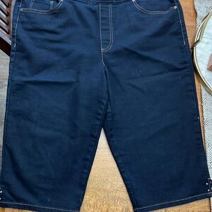 Size 18 brand new Gloria Vanderbilt slimming crop pants